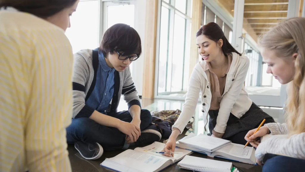 香港DSE學生小組討論英文口試的教室互動實景